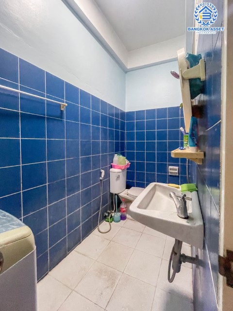 *****อาคารพาณิชย์มือสองย่านนนทบุรี ม.เรวดี60 รัตนาธิเบศร์ เนื้อที่กว้างขวางมากถึง 17 ตร.ว. ฟังก์ชัน 2 ห้องนอน 2 ห้องน้ำ ที่จอดรถ 1 คัน พื้นที่ใช้สอยเยอะ ทำเลอยู่อาศัยเหมาะกับทำการค้า ใกล้รถไฟฟ้าสายสีม่วง "สถานีบางกระสอ" จองเลย!